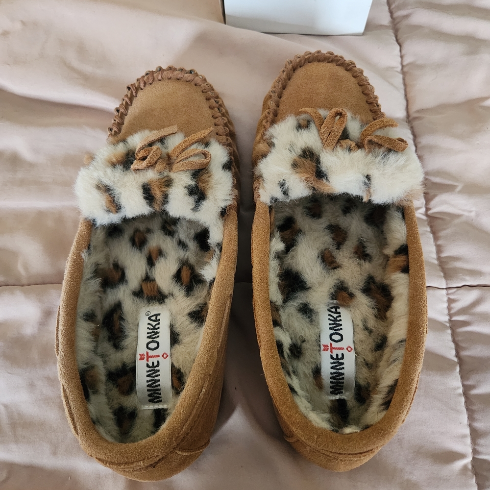 🆕️ Minnetonka Women's Tan Moccasins with Leopard Lining (7M)